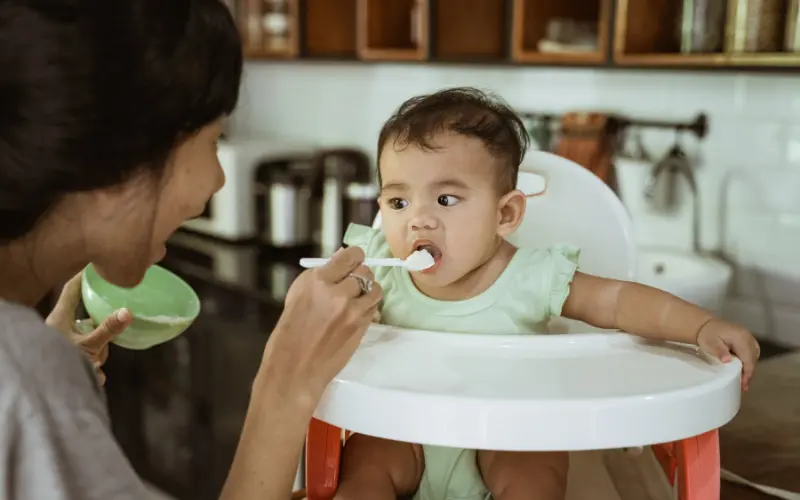 Introducing Solid Foods for Babies: Safety Tips