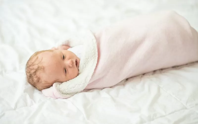 Swaddles vs Sleep Sack: When and How to Use Them!