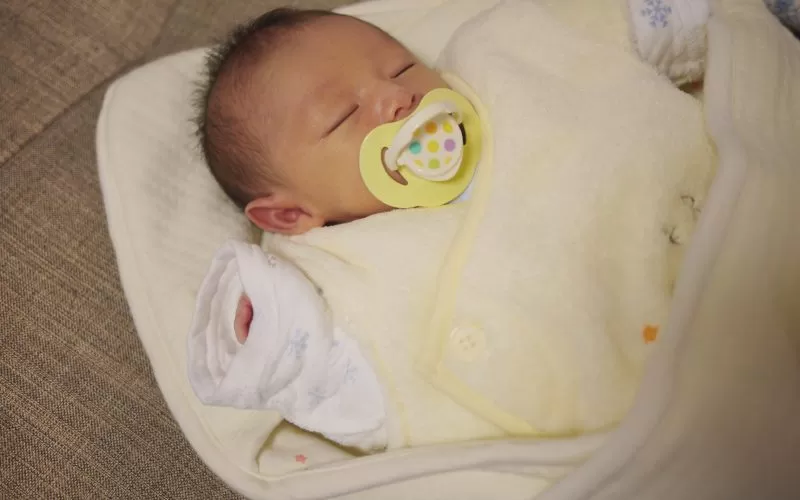Swaddling vs. Sleep Sacks: Which is Better?