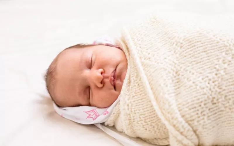 Understanding the Basics: Swaddling vs. Sleep Sacks: Which is Better?