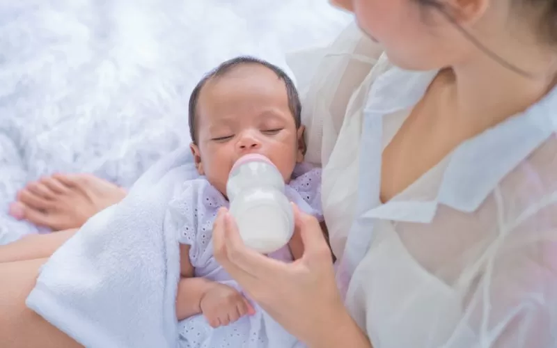 Tips for Transitioning Between Breastfeeding and Bottle-Feeding